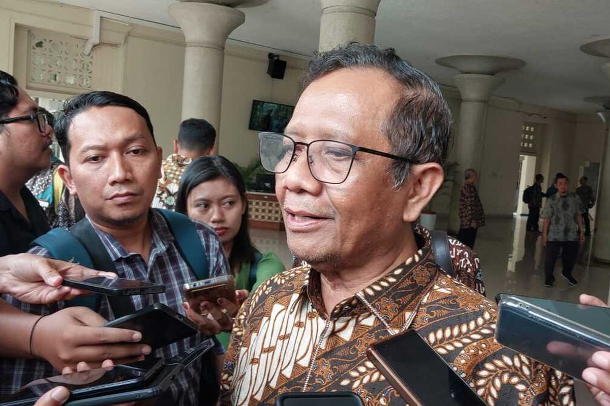 Pakar Hukum sekaligus Mantan Ketua Mahkamah Konstitusi (MK) Mahfud MD saat menemui wartawan di Balairung, UGM, Kamis (20/02/2025).