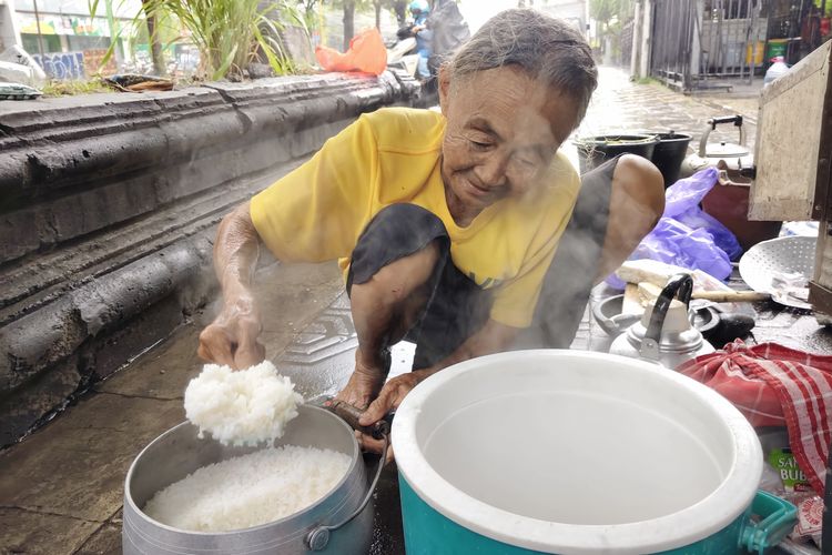 Cerita Mbah Tiwi, Lansia Sebatang Kara yang Berjualan Nasi Rames untuk Bayar Listtik dan Air