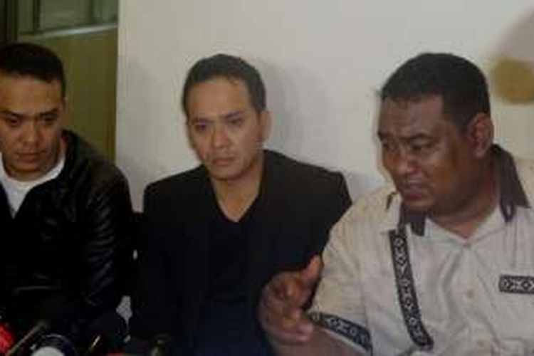Fadli dan Fadlan didampingi kuasa hukum mereka memberi keterangan dalam konferensi pers di The Belleza, Permata Hijau, Jakarta Selatan, Kamis (22/12/2016), mengenai kasus penganiayaan terhadap adik mereka, FD.