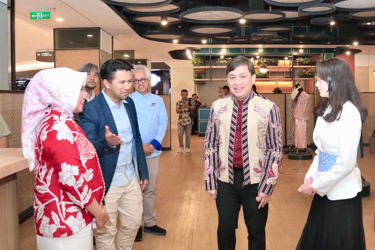 Yovie Widianto, musisi senior yang kini menjadi Staf Khusus Presiden Bidang Ekonomi Kreatif (berdiri) ditemani wakil Gubernur Jawa Timur Emil Dardak dan ketua Dekranasda Jawa Timur Arumi Bachsim saat menghadiri Forum Sharing Ekraf Jawa Timur di Deks Space Ciputra World Surabaya, Sabtu (25/4/2025) siang.