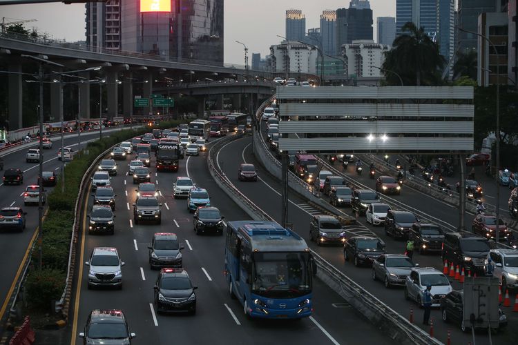 Lalu lintas kendaraan di Tol Dalam Kota Jakarta tampak padat pada jam pulang kerja di hari ketiga pemberlakuan pembatasan sosial berskala besar (PSBB) tahap dua, Rabu (16/9/2020). Pembatasan kendaraan bermotor melalui skema ganjil genap di berbagai ruas Ibu Kota resmi dicabut selama PSBB tahap dua.