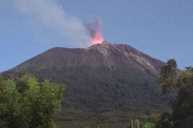 Foto: Gunung api Ile Lewotolok kembali meletus pada Minggu (12/6/2022).