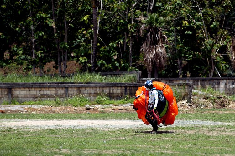 Seorang atlet cabor paralayang seusai latihan terbang untuk persiapan PON XX Papua 2021 landing di kawasan Entrop Kota Papua, Sabtu (25/9/2021) siang.