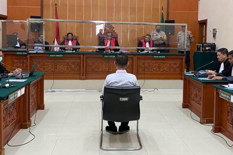 AKBP Dody Prawiranegara duduk di kursi terdakwa dalam persidangan pembacaan duplik di PN Jakarta Barat, Rabu (26/4/2023). 