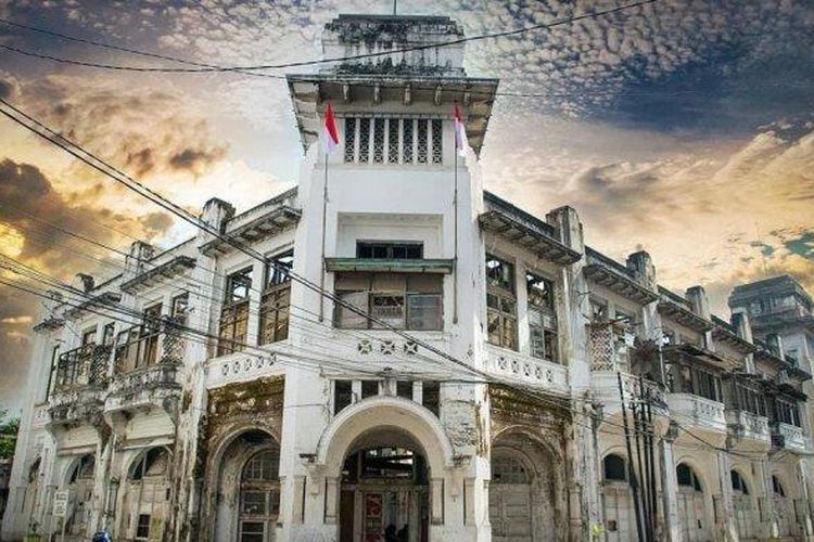 Bangunan bersejarah Warenhuis di Jalan Hindu Medan. Salah satu bangunan tua yang dibangun pada zaman kolonial Belanda dan bagian dari bangunan cagar budaya di Kota Medan. 