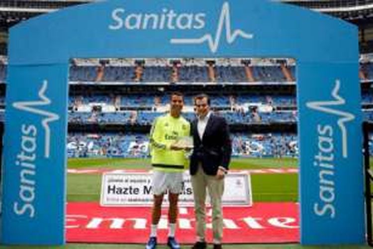 Penyerang Real Madrid, Cristiano Ronaldo (kiri), menerima penghargaan Pemain Tersehat, sebelum kick-off melawan Valencia pada lanjutan La Liga di Stadion Santiago Bernabeu, Minggu (8/5/2016).