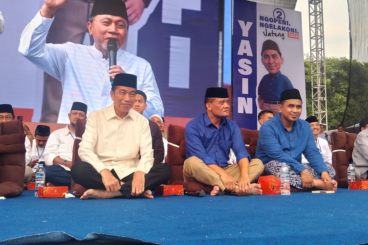 Presiden ketujuh Indonesia Joko Widodo (Jokowi) ikut hadir dalam kampanye pasangan calon kepala daerah nomor urut 2 Pilkada Jawa Tengah Ahmad Luthfi-Taj Yasin di Simpang Lima Semarang, Sabtu (23/11/2024).