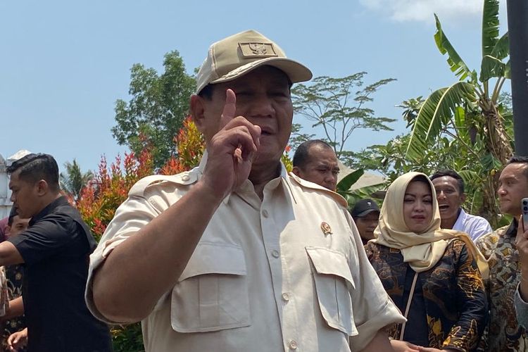 Menteri Pertahanan RI Prabowo Subianto usai ziarah di daerah Dawuhan, Banyumas, Jawa Tengah, Minggu (29/10/2023).