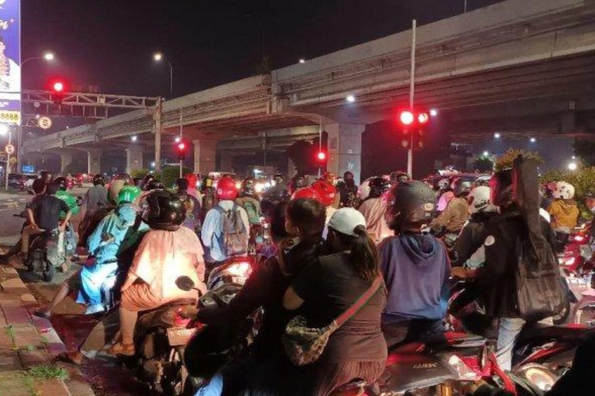 Sejumlah pemudik sepeda motor yang melintas di Jalan Raya Kalimalang, Kecamatan Duren Sawit yang jadi akses menuju Jalur Pantura, Sabtu (23/4/2022).