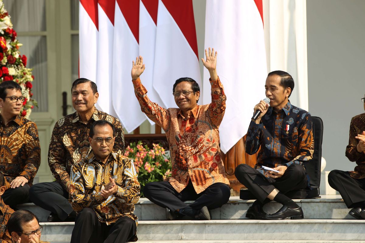 Menteri Koordinator Politik Hukum dan Keamanan, Mahfud MD saat dikenalkan oleh Presiden RI, Joko Widodo sebelum pelantikan menteri-menteri Kabinet Indonesia Maju di Istana Negara, Jakarta, Rabu (23/10/2019). Presiden RI Joko Widodo mengumumkan dan melantik Menteri-menteri Kabinet Indonesia Maju serta pejabat setingkat menteri.