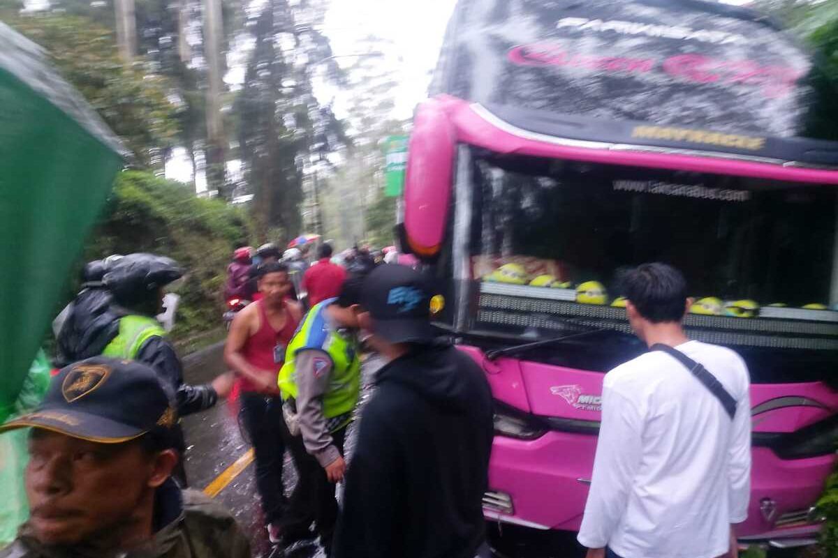 Diduga oleng saat akan menyusul motor, sebua mini bus menghantam bus pariwisata di Jalan Raya Patengan - Rancabali Kampung Cigadog, Desa Alam Endah tepatnya di depan pintu masuk Wisata Awana Resort, pada Sabtu (3/12/2022). Kejadian tersebut sempat ramai di sosial media terutama Instagram.