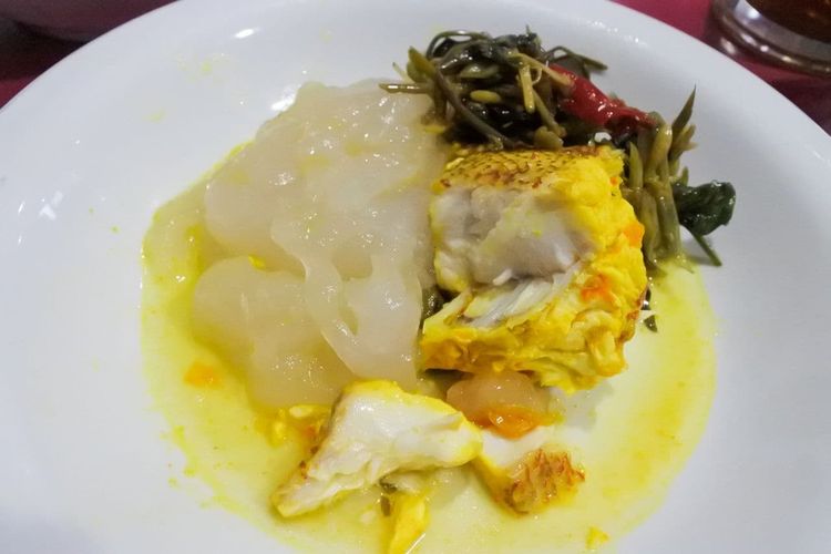 Papeda dengan ikan kuah kuning dan kangkung di Sorong, Papua Barat, Senin (25/10/2021).