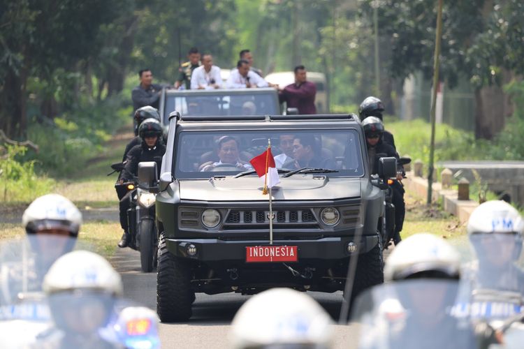 
Presiden RI Joko Widodo (Jokowi) bersama Ibu Negara Iriana Jokowi naik kendaraan taktis (rantis) Maung 4x4. Keduanya disopiri Menteri Pertahanan Prabowo Subianto dan ditemani oleh Menteri BUMN Erick Thohir, saat meninjau gudang munisi milik PT Pindad di Turen, Malang, Jawa Timur, Senin (24/7/2023).
