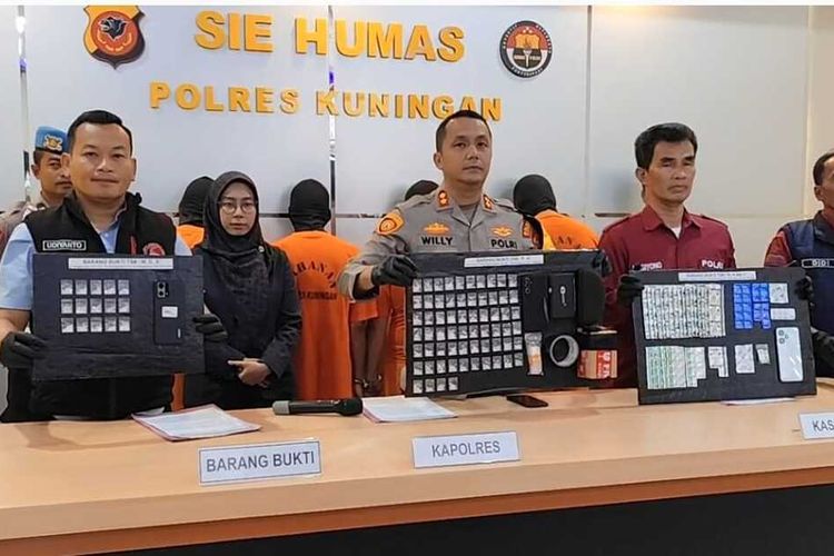 Kapolres Kuningan bersama jajaran Satnarkoba menunjukkan hasil tangkapan giat Sikat Narkoba sejak awal bulan Oktober, di ruang humas Polres Kuningan pada Kamis (Rabu (16/10/2024) siang. satu dari empat tersangka adalah petugas honorer salah satu dinas di Kabupaten Kuningan Jawa Barat