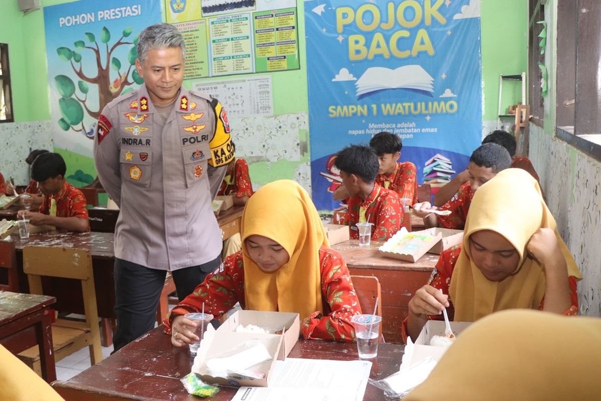 Kepala Polres Trenggalek meninjau para pelajar yang menyantap paket makan siang bergizi gratis, di SMP Negeri 1 Watulimo Kabupaten Trenggalek Jawa Timur, Kamis (21/11/2024).