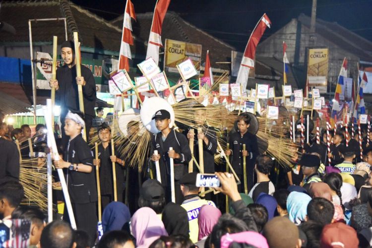 Peserta pawai egrang memenuhi jalan di Kecamatan Wanayasa, Purwakarta pada Jumat (19/8/2017) malam. 