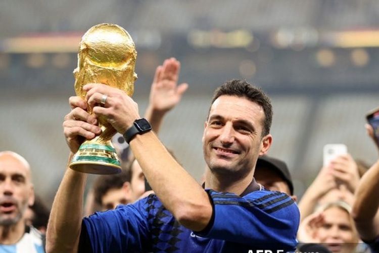 LUSAIL CITY, QATAR - DECEMBER 18: Lionel Scaloni, Head Coach of Argentina, celebrates with the FIFA World Cup Qatar 2022 Winner's Trophy after the team's victory during the FIFA World Cup Qatar 2022 Final match between Argentina and France at Lusail Stadium on December 18, 2022 in Lusail City, Qatar. (Photo by Julian Finney/Getty Images) (Photo by JULIAN FINNEY / GETTY IMAGES EUROPE / Getty Images via AFP)