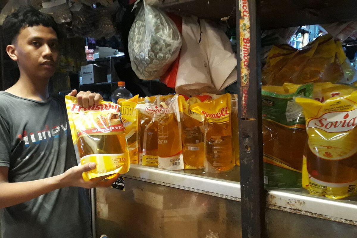 Pedagang di Pasar Kepanjen hanya menjual minyak goreng kemasan.