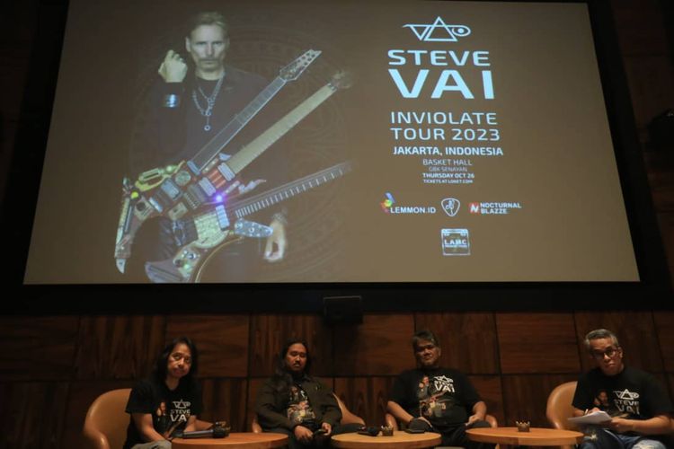 Musisi Dewa Budjana ikut andil dalam mendatangkan Steve Vai ke Jakarta. 