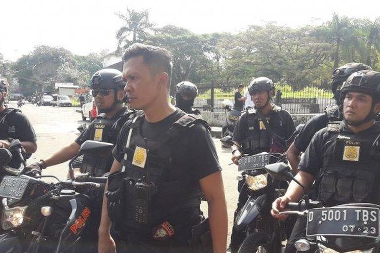 Ipda Suyanto (berdiri) saat sedang memberikan klarifikasi terkait informasi yang viral terkait Tim Prabu Polrestabes Bandung. 