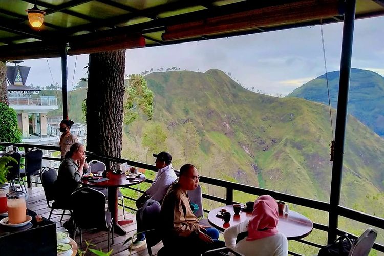 Para perwakilan Starbucks saat menikmati kopi di Taman Simalem Resort yang berada di Kabupaten Karo, Provinsi Sumatera Utara. 
