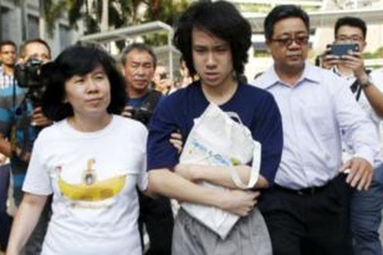 Bloger remaja Singapura, Amos Yee meninggalkan ruang sidang bersama orang tuanya setelah dijatuhi hukuman penjara empat minggu karena dianggap melecehkan mendiang Lee Kuan Yew lewat video yang diunggah ke internet.