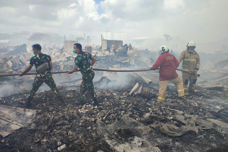 62 Orang Mengungsi akibat Kebakaran Gudang Rongsokan Sunset Road Bali