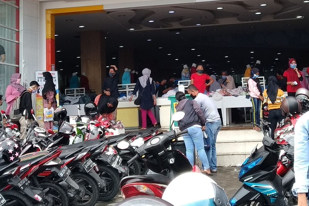 Menjelang hari raya Idul Fitri, pusat perbelanjaan dan toko pakaian di Kota Mataram ramai dijejali warga yang akan membeli baju lebaran.