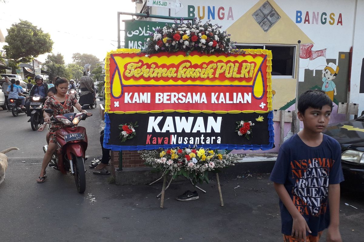 Satu buah karangan bunga bertuliskan Terima Kasih Polri terlihat di depan Asrama Brimob pada Kamis (23/05/2019).