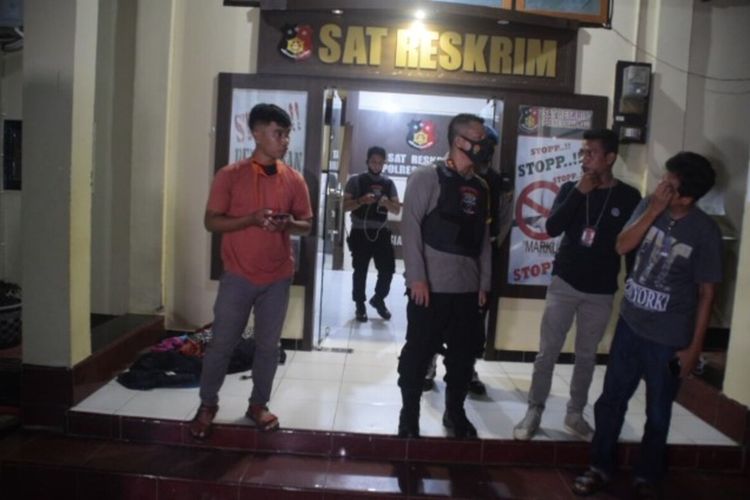 Delapan orang pelaku penyerangan kini menjalani pemeriksaan intensif di gedung Satuan Reskrim Polres Baubau.