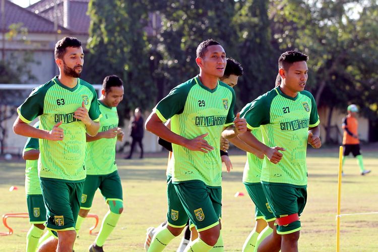 Pemain Persebaya Surabaya, M. Syaifuddin (tengah) saat latihan rutin.