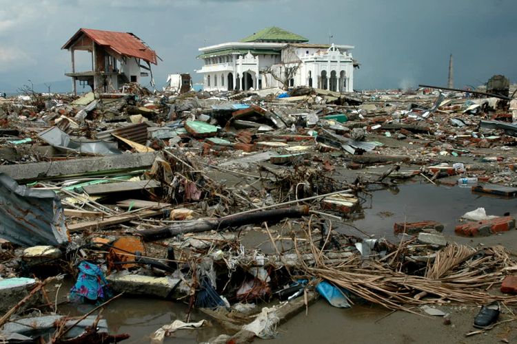 Kondisi Masjid Baiturrahim, Banda Aceh setelah diterjang Tsunami 26 Desember 2014.