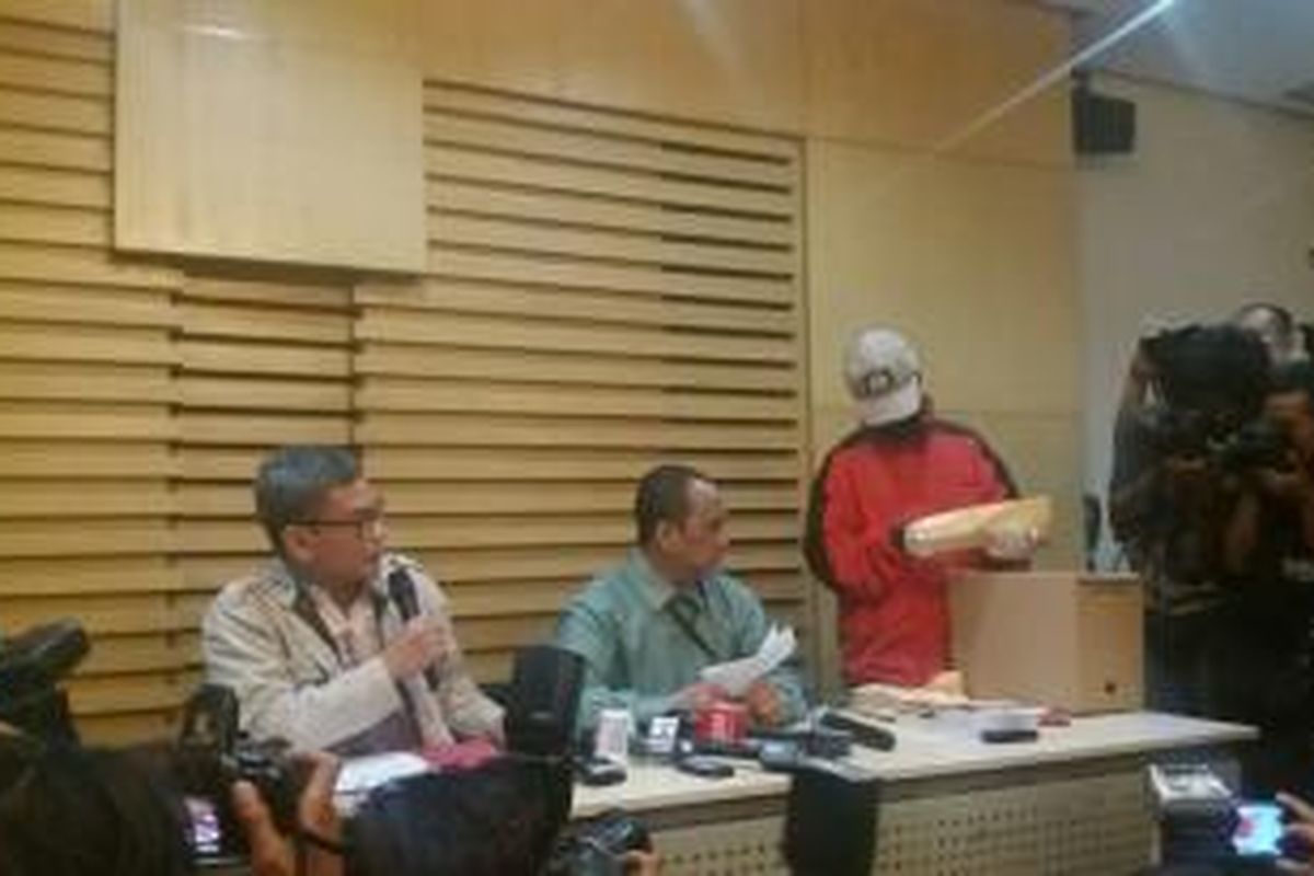 (Foto): Komisi Pemberantasan Korupsi (KPK) memperlihatkan barang bukti suap berupa uang yang ditemukan di dalam tas Wakil Ketua DPRD Banten SMH dan anggota DPRD Banten TSS yang diberikan oleh Direktur PT GBD, RT