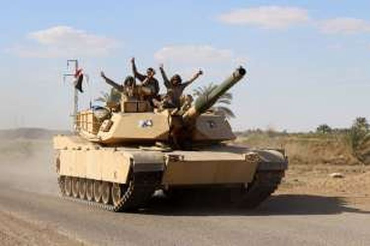 Personel AD Irak di atas sebuah tank yang melaju di wilayah provinsi Anbar yang sukses direbut dari tangan ISIS. Kini, pasukan Irak bergerak untuk merebut kota Mosul.