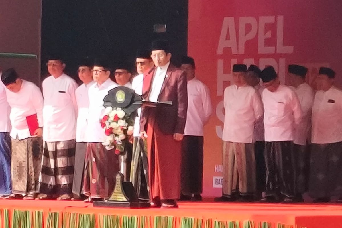Menteri Agama RI, Nasaruddin Umar saat memimpin Apel Peringatan Hari Santri 2025 di Kantor Kemenag RI, Lapangan Banteng, Jakarta Pusat, Rabu (22/10/2025).