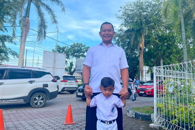 Ketika Para Ayah di Padang Cuti demi Menggandeng Tangan Anak di Hari Pertama Sekolah
