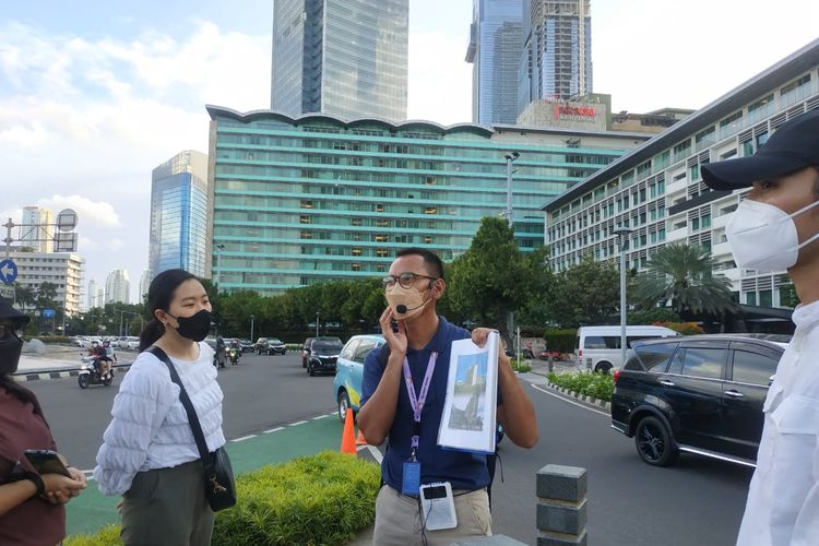 Tour guide menjelaskan sejarah singkat Hotel Kempinski Indonesia kepada para peserta Jakarta Walking Tour