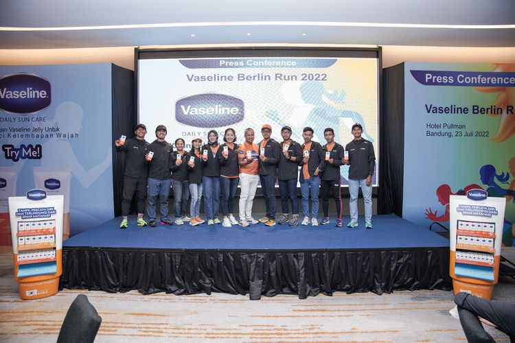 Sembilan pelari Indonesia beserta perwakilan dari Vaseline dalam konferensi pers Vaseline Berlin Run 2022 pada Sabtu (23/7/2022)