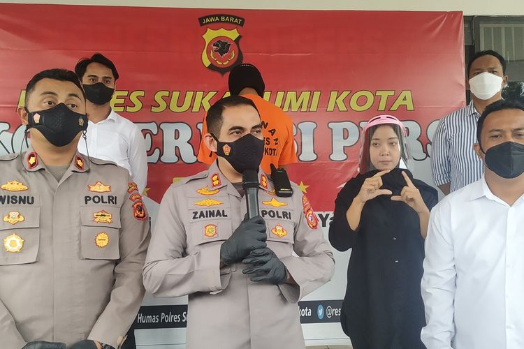 Kepala Polres Sukabumi Kota, AKBP Sy Zainal Abidin (tengah) saat konferensi pers di Sukabumi, Jawa Barat, Senin (1/11/2021).