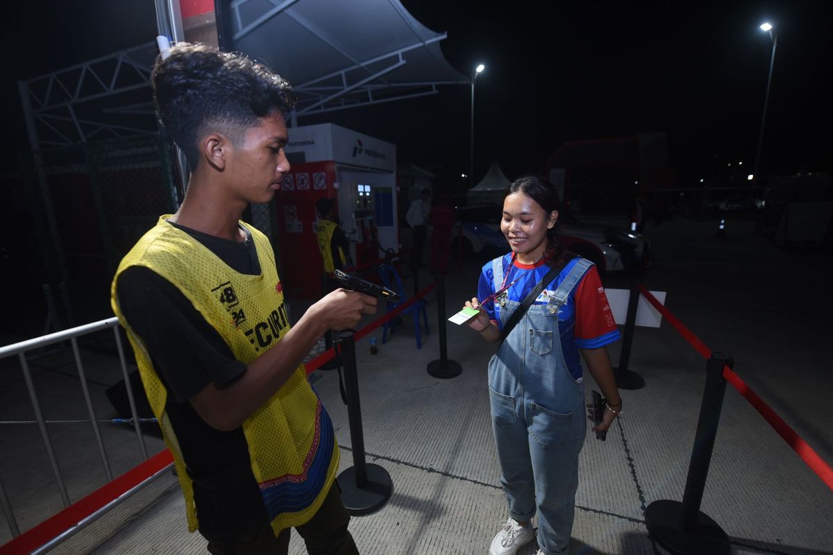 LOMBOK - Salah satu security gate sekaligus warga lokal melakukan scanning ID card kepada pengunjung di area Royal Box Pertamina Grand Prix of Indonesia 2023, pada Jumat (13/10/2023).