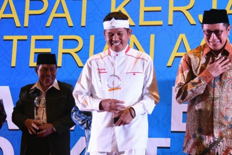 Bupati Purwakarta Dedi Mulyadi (baju putih, kiri depan) bersama Menteri Agama Lukman Hakim Saifuddin, seusai menerima Harmoni Award 2016 di Jakarta, Minggu (26/2/2017)