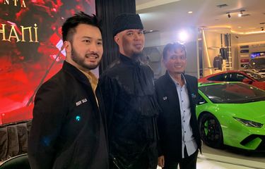 (Dari kiri ke kanan) Rudy Salim, Ahmad Dhani dan Untung Pranoto dalam konferensi pers di kawasan Pluit, Jakarta Utara, Selasa (28/3/2023). Ahmad Dhani siap menggelar konser bertajuk 51 Tahun Kerajaan Cinta Ahmad Dhani di Istora Senayan Jakarta pada 28 Mei 2023.   