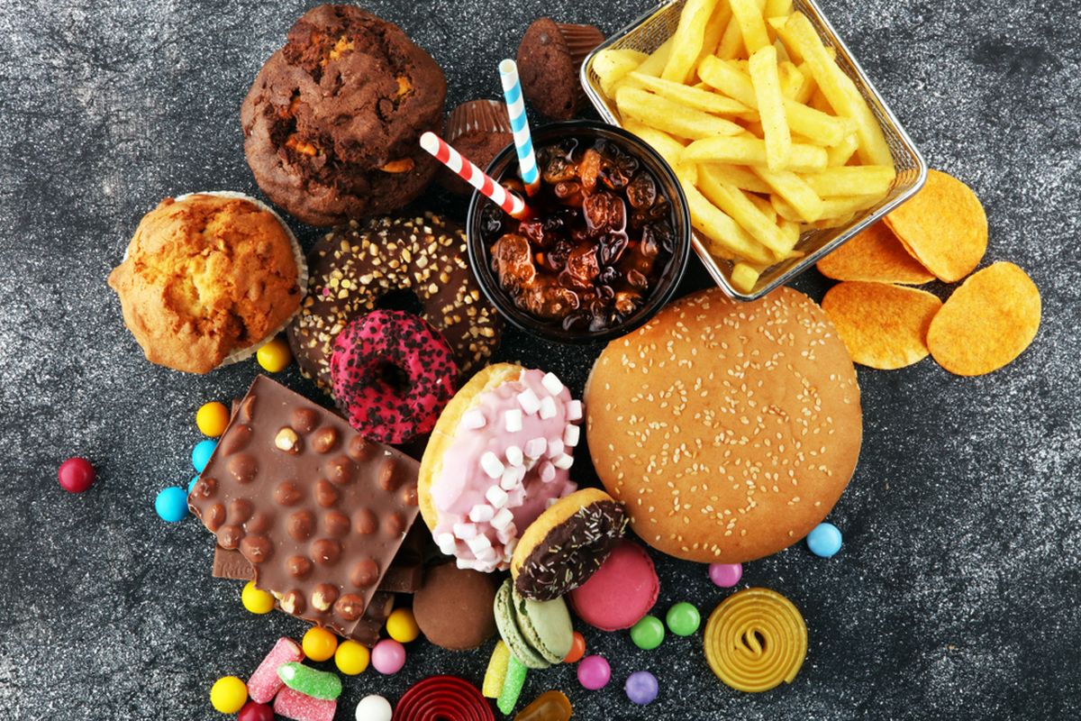 Ilustrasi makanan cepat saji. Gorengan, makanan manis, junk food, kentang dan makanan yang bisa menaikkan berat badan