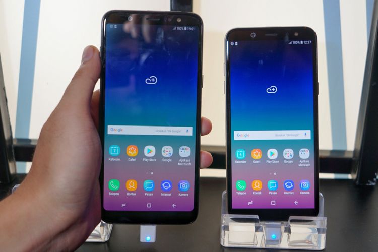 Galaxy A6 Plus (kiri), memiliki layar lebih lebar dengan ukuran 6 inci, dibandingkan milik Galaxy A6 sebesar 5,6 inci. 
