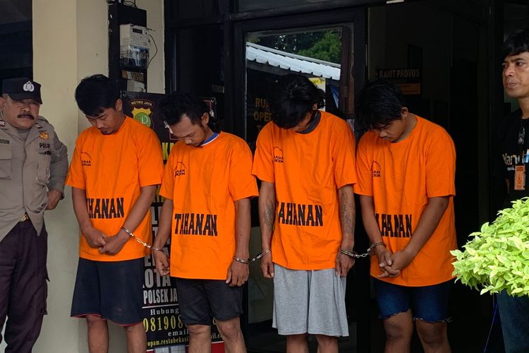 Empat tersangka kasus perampokan berencana di minimarket Alfamart di Jalan Kampung Rawa Roko, RT 003 RW 005, Kecamatan Rawalumbu, Kota Bekasi. Polisi berhasil menangkap keempat pelaku yang dihadirkan dalam konferensi pers di Polsek Bekasi Timur, Sabtu (5/8/2023).