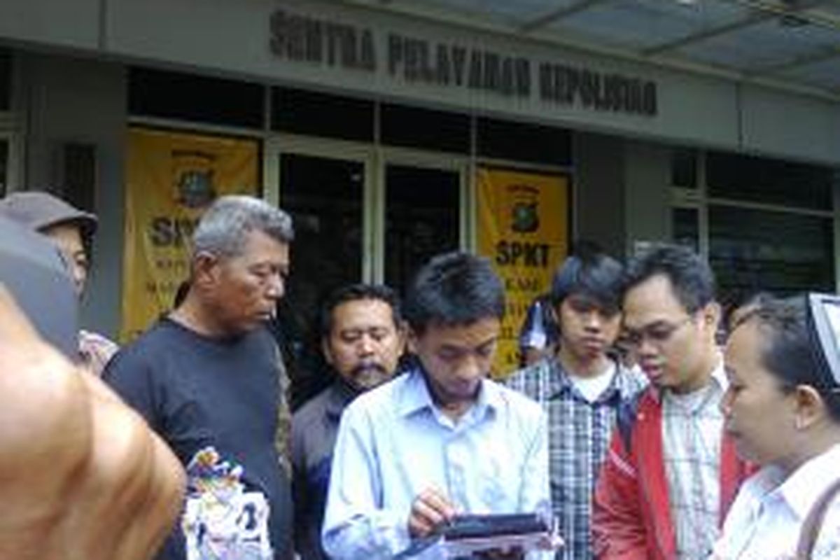 Warga blok G, Penjaringan, Jakarta Utara, bersama dengan Kontras dan PBHI Jakarta, hari ini, Selasa (27/8/2013), melapor ke Mapolda Metro Jaya, Jakarta. Mereka melaporkan tindak kekerasan yang dilakukan Satpol PP saat penggusuran berlangsung, Kamis (22/8/2013).