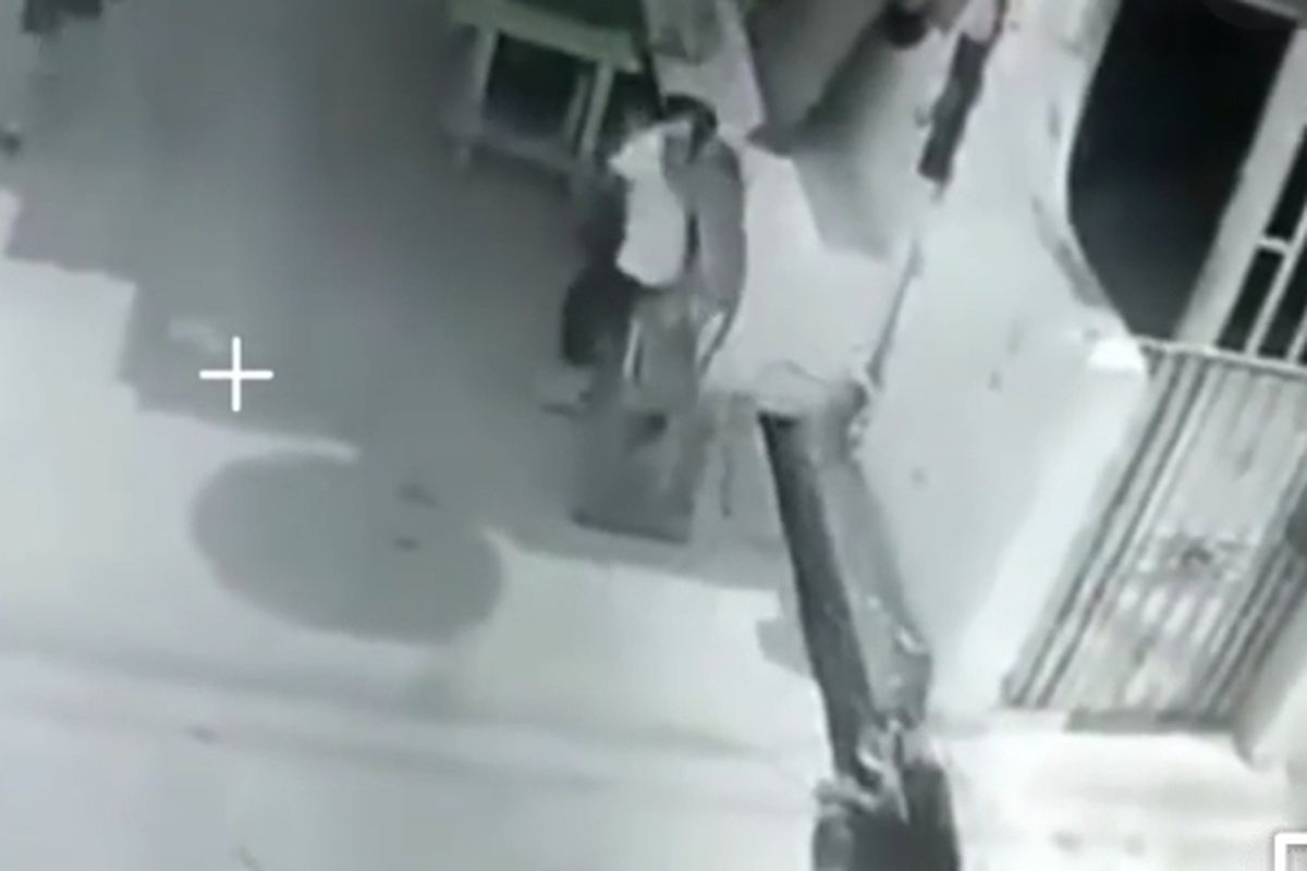 Tangkapan layar video rekaman CCTV, seorang anak diserang monyet liar di Palmerah pada Kamis (22/4/2021).