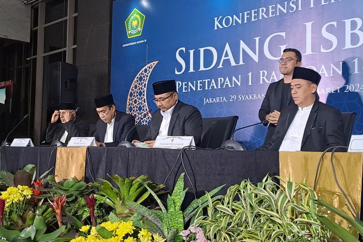 Menag Yaqut Cholil Qoumas menyampaikan hasil sidang isbat di kantor Kemenag, Jakarta, Minggu (10/3/2024). 