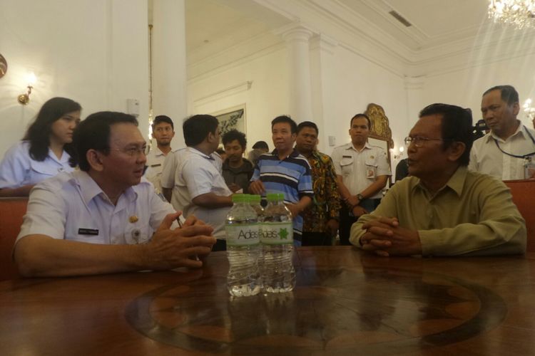 Gubernur DKI Jakarta Basuki Tjahaja Purnama menerima aduan warga di Balai Kota DKI Jakarta, Jalan Medan Merdeka Selatan, Rabu (3/5/2017). 