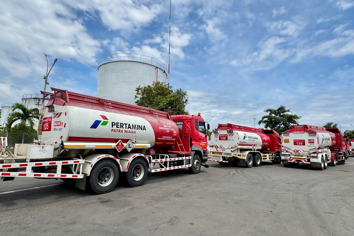 Pertamina melakukan penambahan pasokan dari terminal BBM berbagai wilayah untuk memenuhi kebutuhan BBM di Jember dan sekitarnya usai penutupan Jalur Gumitir.